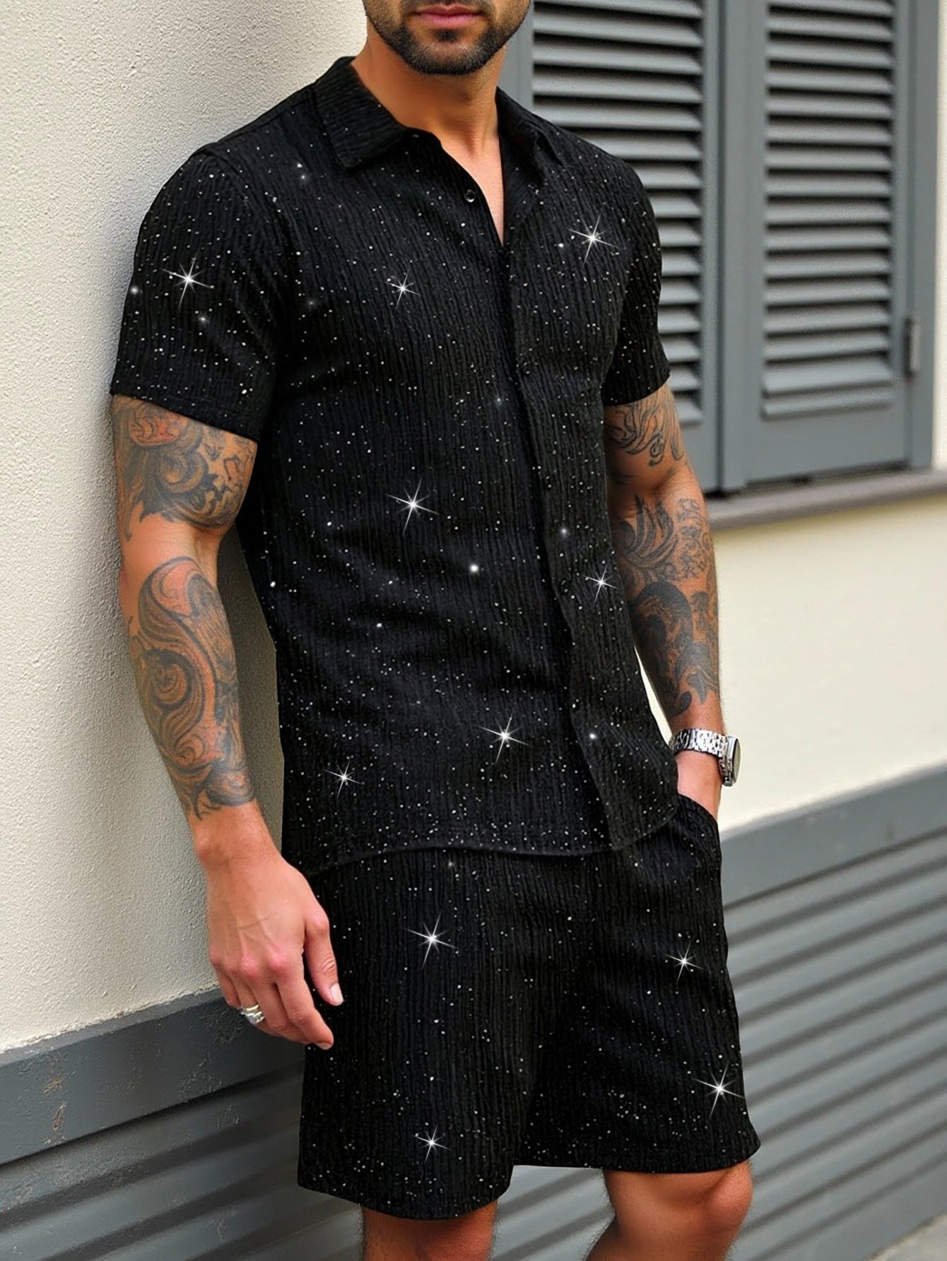 Conjunto casual de camisa brillante abotonada y pantalón corto para hombre.