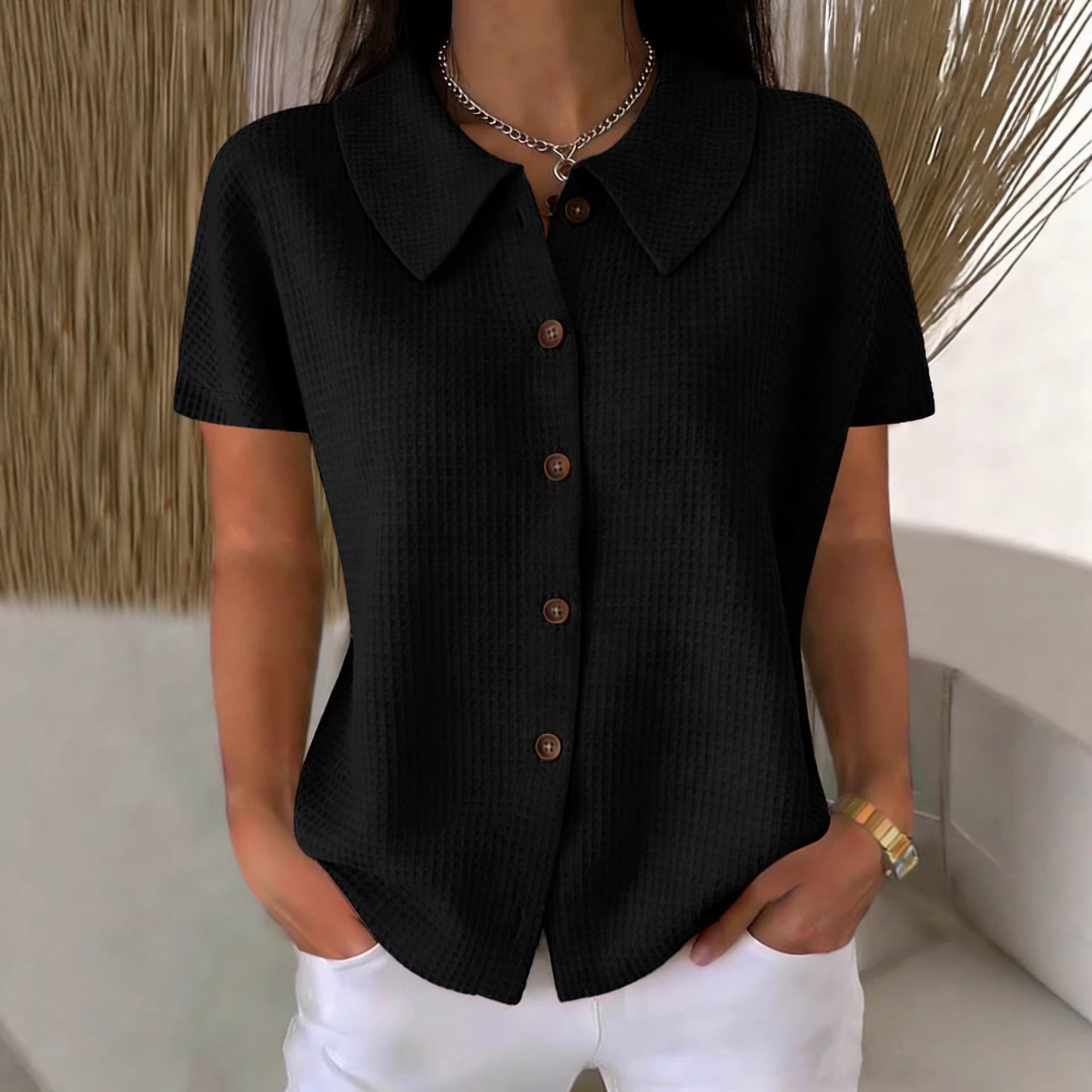 Camisa informal de manga corta, color liso, corte holgado, con cuello vuelto y tejido gofrado.