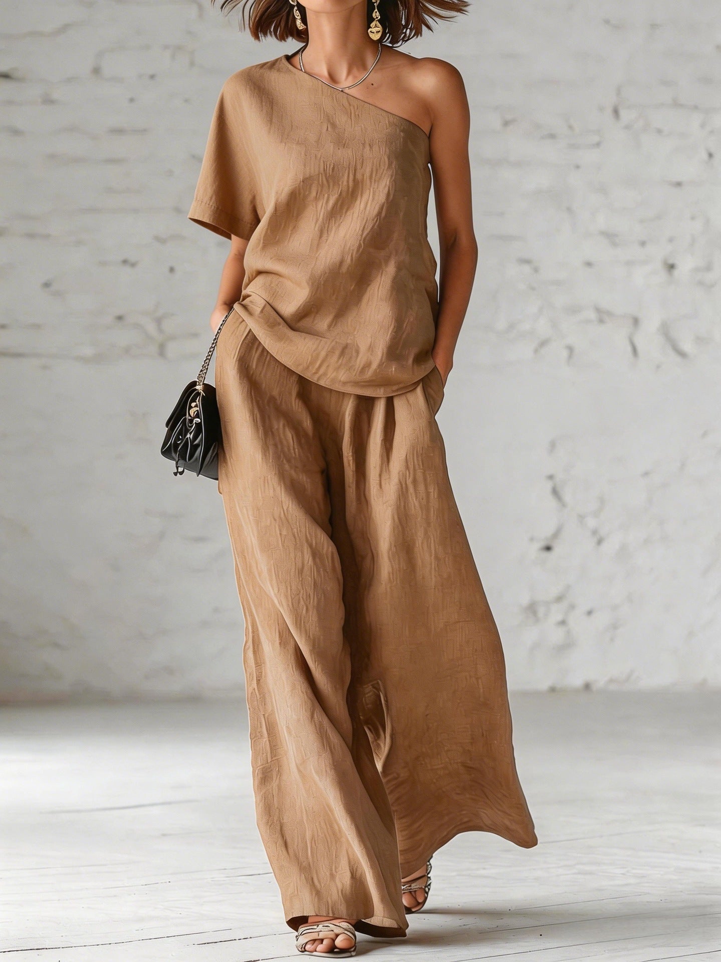 Conjunto casual de top y pantalón de pierna ancha.