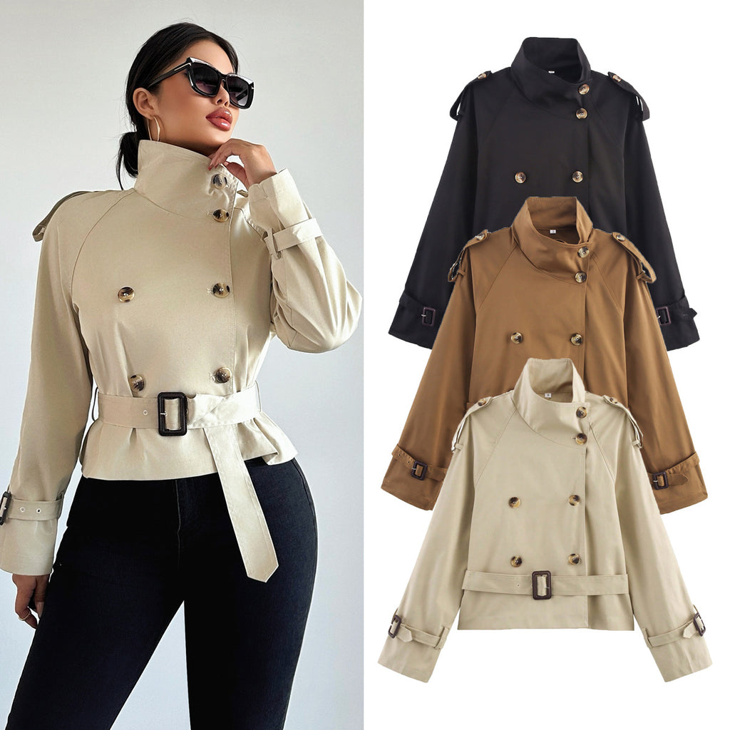 Gabardina corta para mujer con cuello de solapa y detalle de hebilla de cinturón.