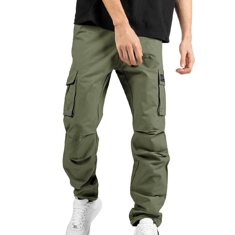 Pantalones cargo holgados de color liso con múltiples bolsillos y puños con cordón ajustable.