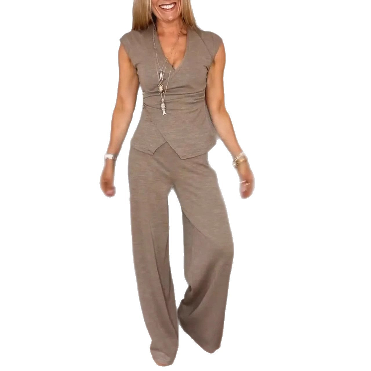 Conjunto de pantalón corto plisado de color liso con hebillas metálicas para mujer.