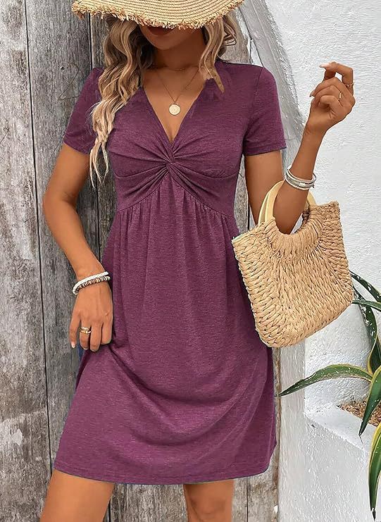 Vestido de mujer con escote anudado y cintura arrugada