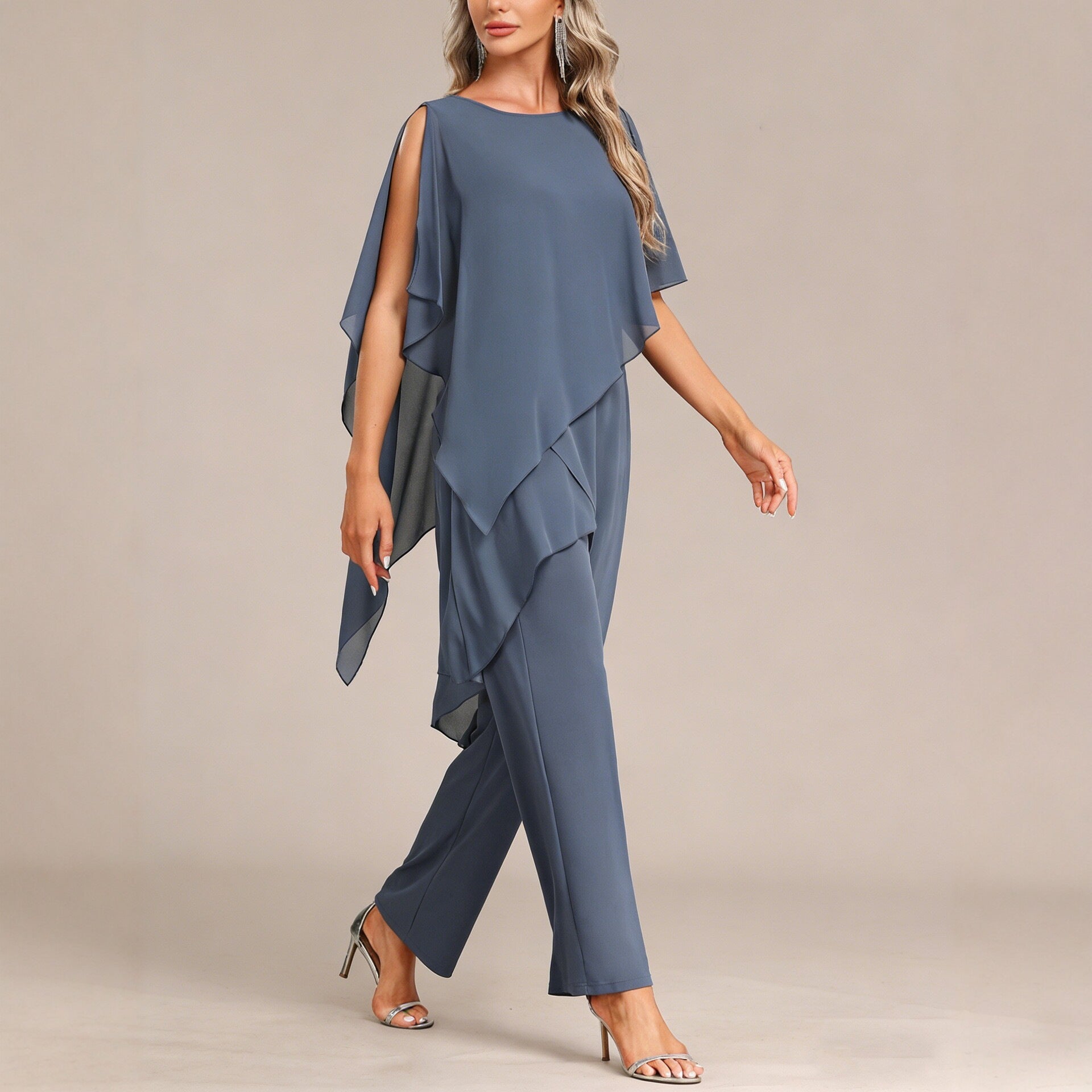 Conjunto de dos piezas para mujer: top de hombros descubiertos y pantalón de corte irregular.