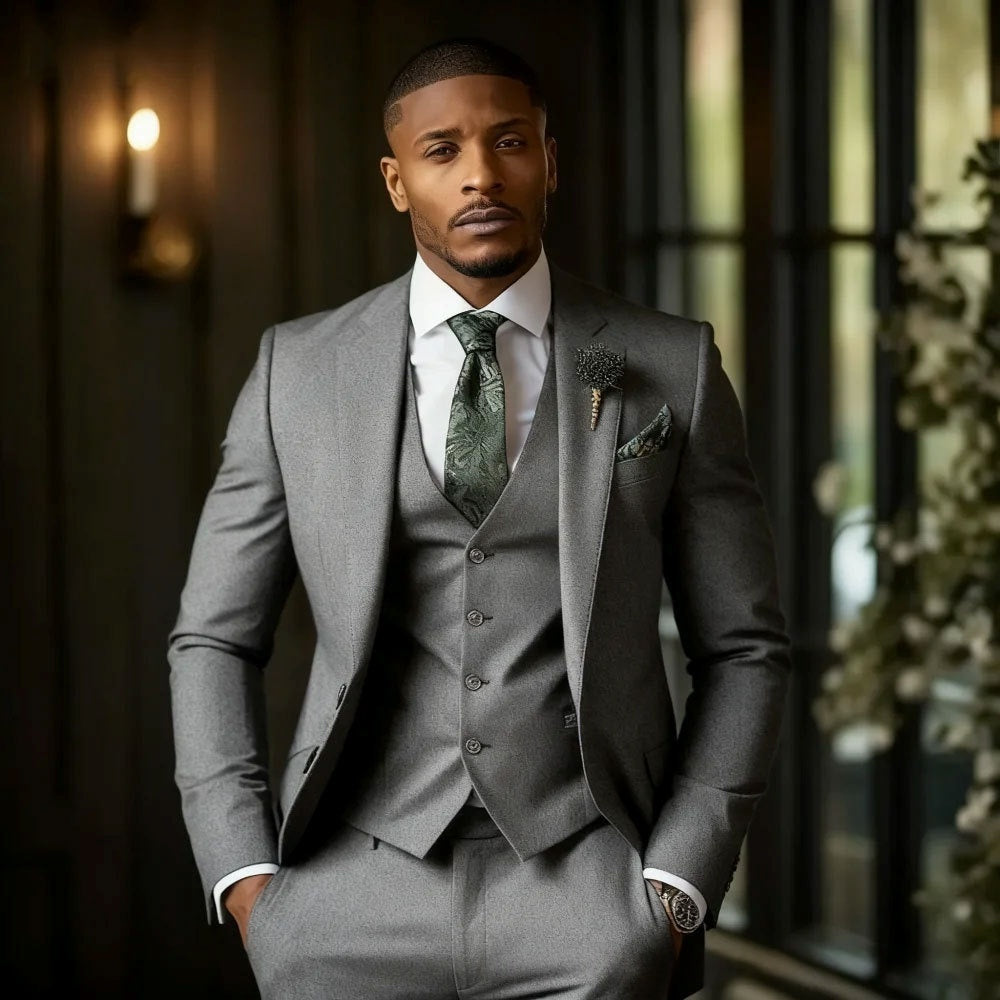 Traje de tres piezas ajustado, informal ya la moda para hombre