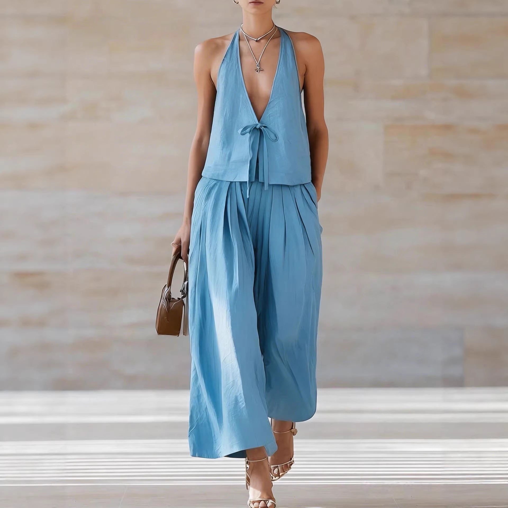 Conjunto de mujer moderno e informal compuesto por chaleco sin mangas y pantalones anchos holgados.