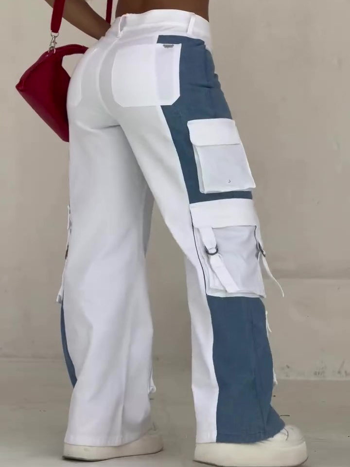 Pantalones vaqueros cargo con bolsillos en contraste