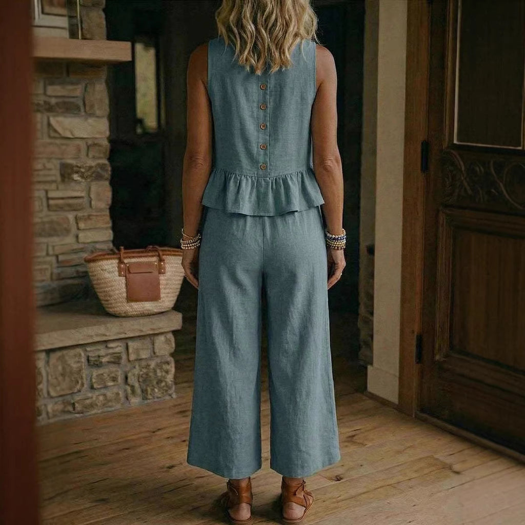 Conjunto de mujer de top sin mangas con volantes y pantalón corto de algodón y lino.