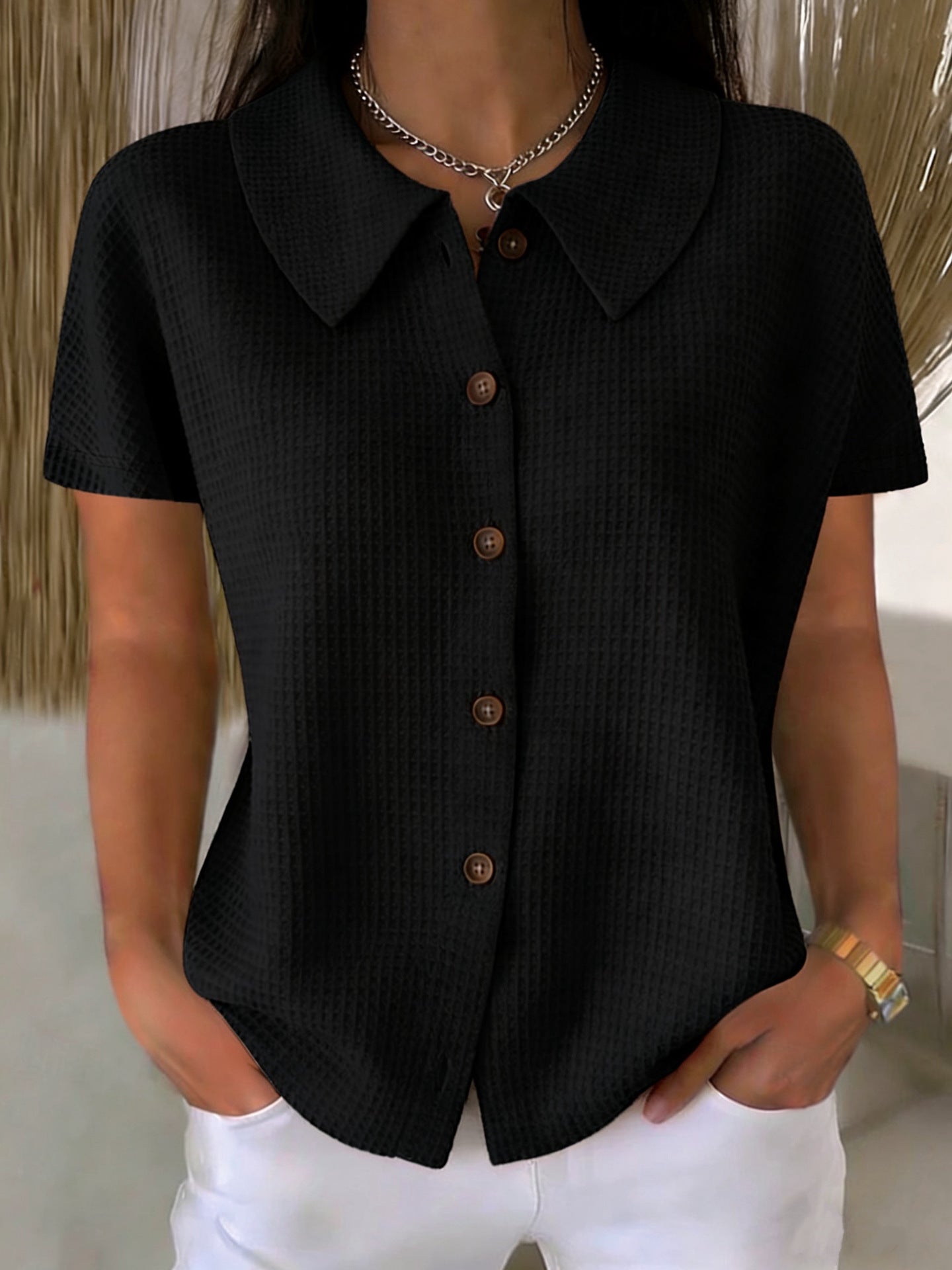 Camisa informal de manga corta, color liso, corte holgado, con cuello vuelto y tejido gofrado.
