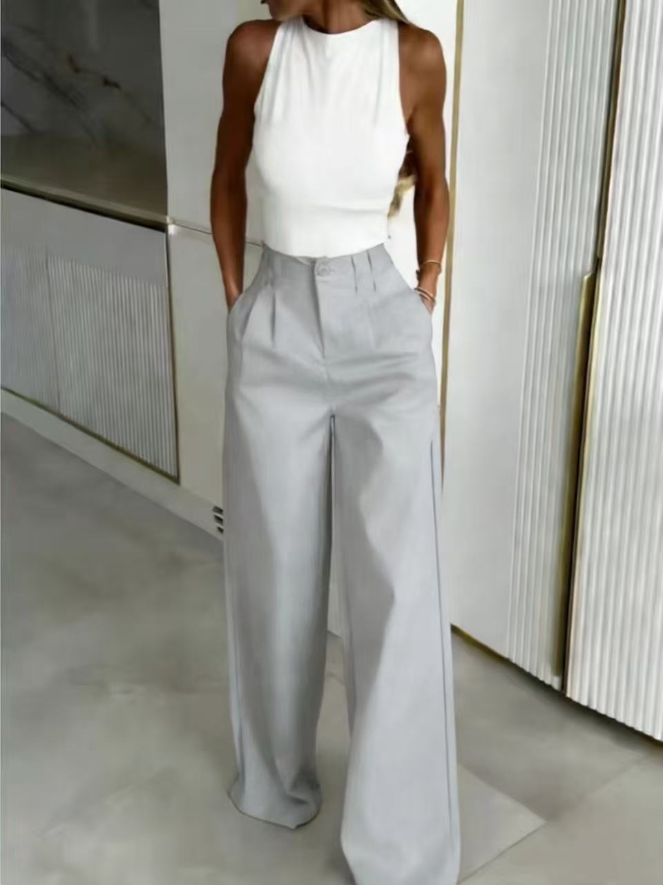 Pantalones casuales holgados y fluidos que favorecen la figura hasta el suelo.