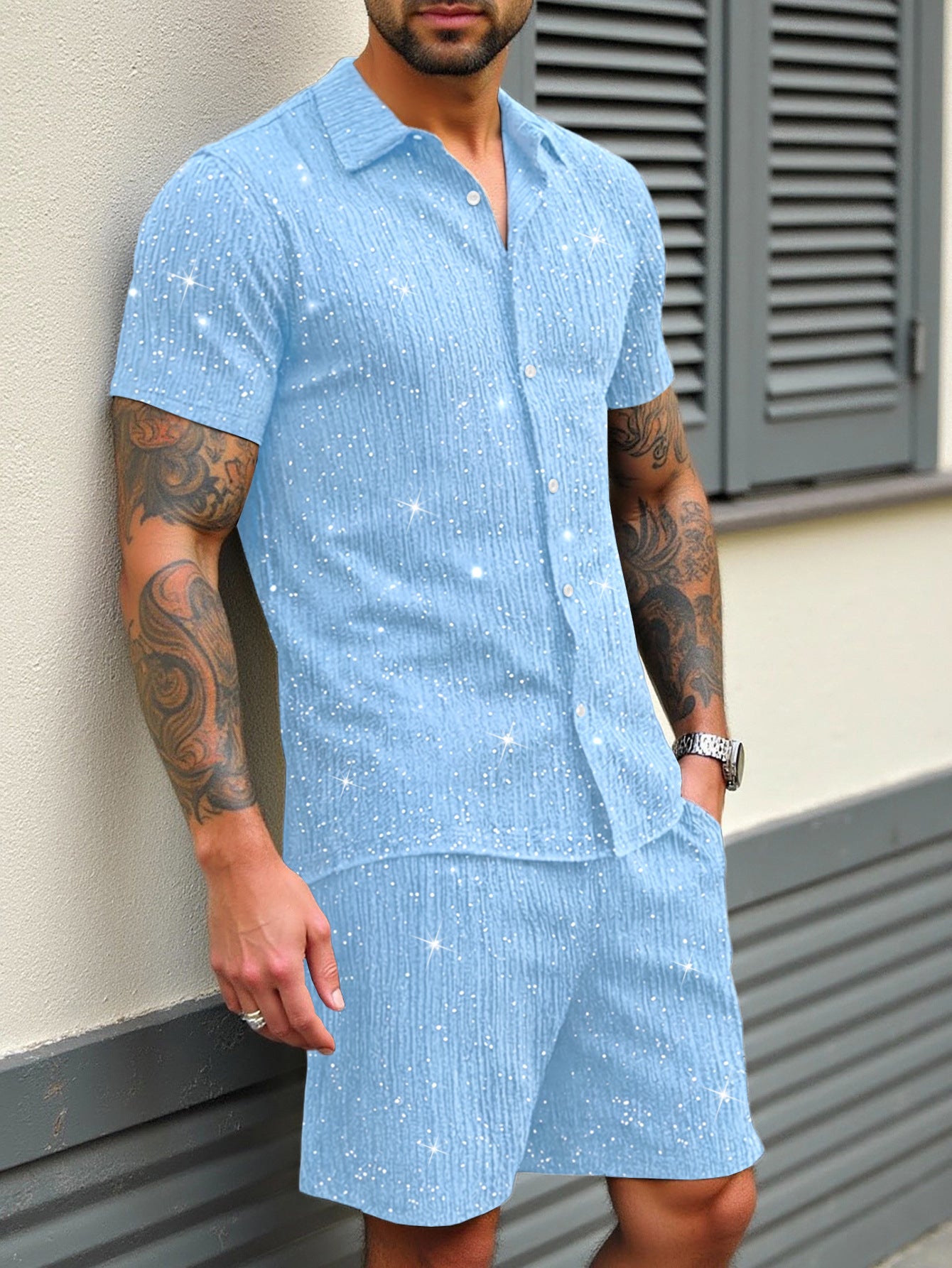 Conjunto casual de camisa brillante abotonada y pantalón corto para hombre.