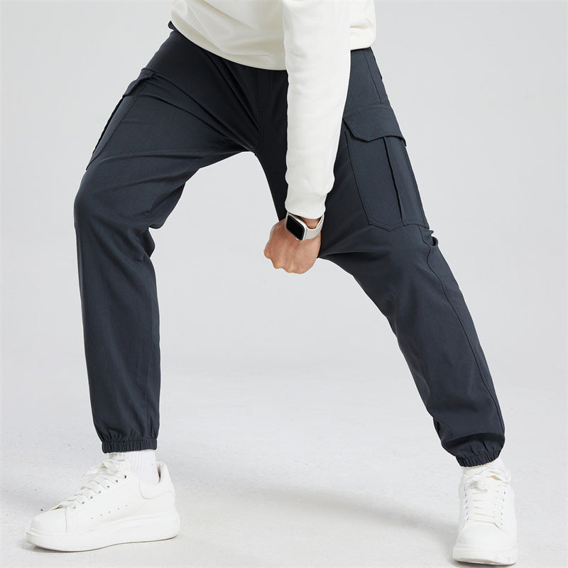Pantalones casuales holgados de color liso con múltiples bolsillos.