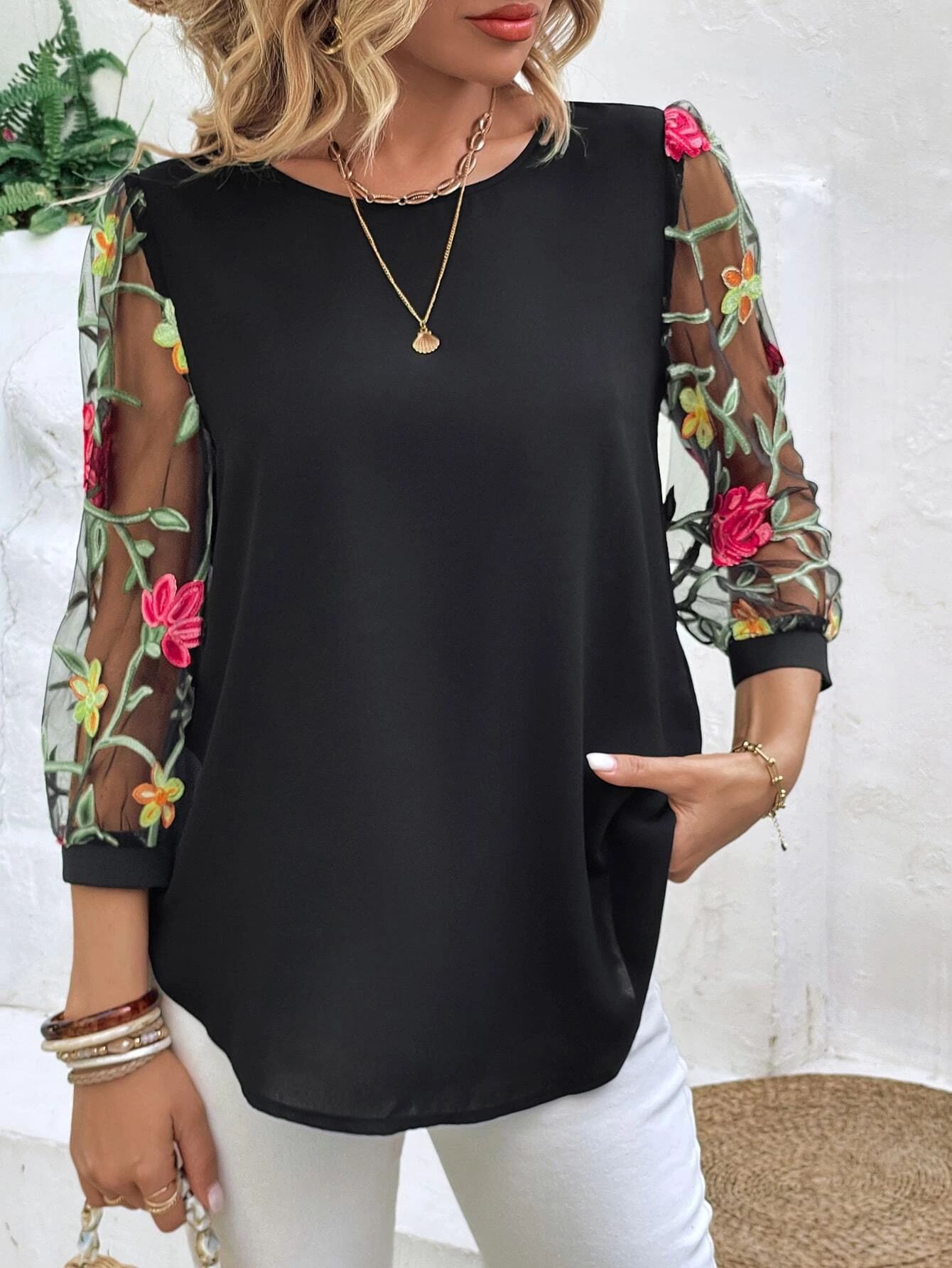 Top informal de malla negra con retazos