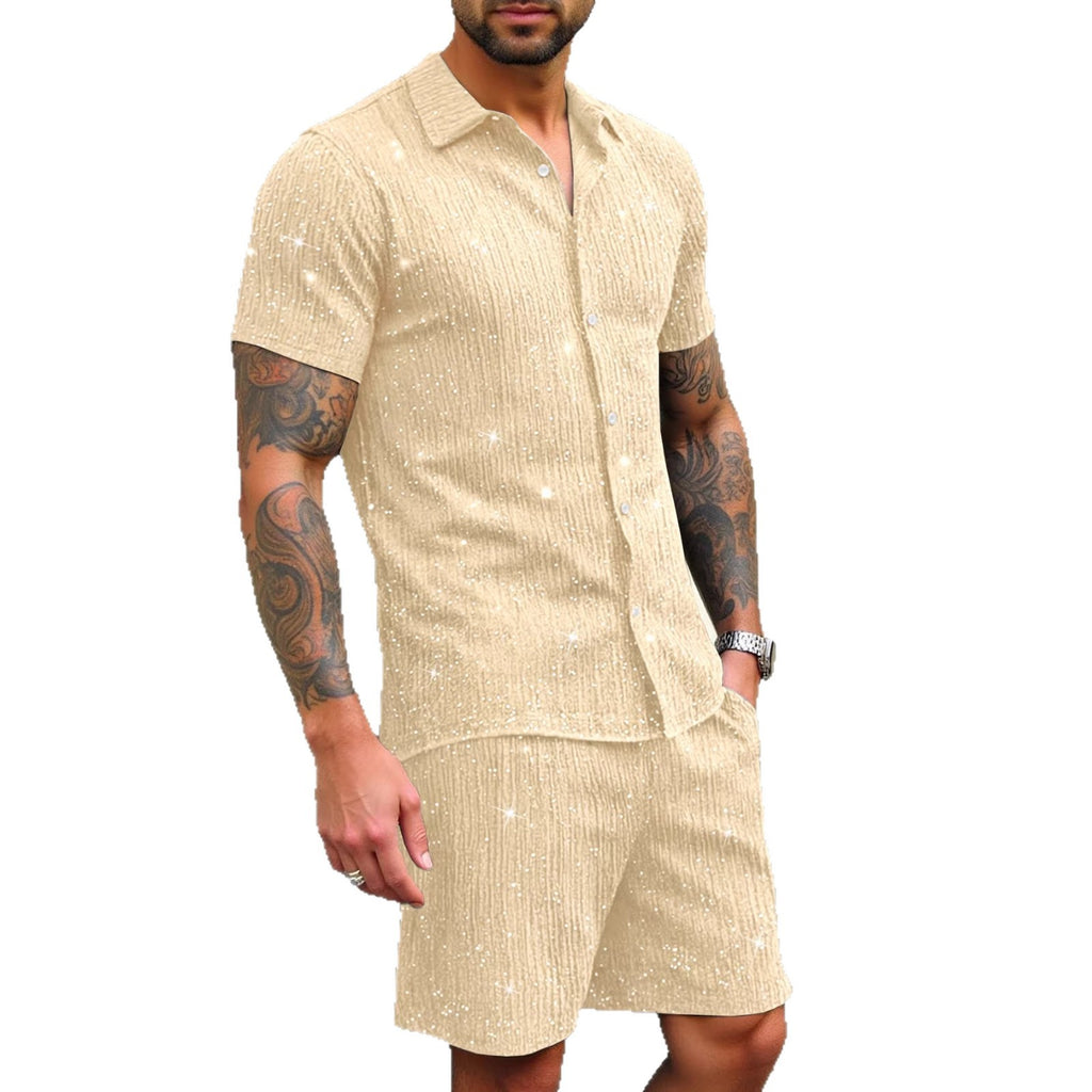 Conjunto casual de camisa brillante abotonada y pantalón corto para hombre.