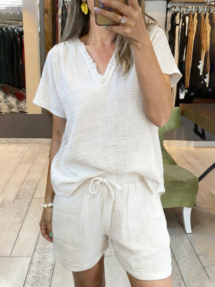 Conjunto informal de top de manga corta con cuello en V y shorts para mujer.