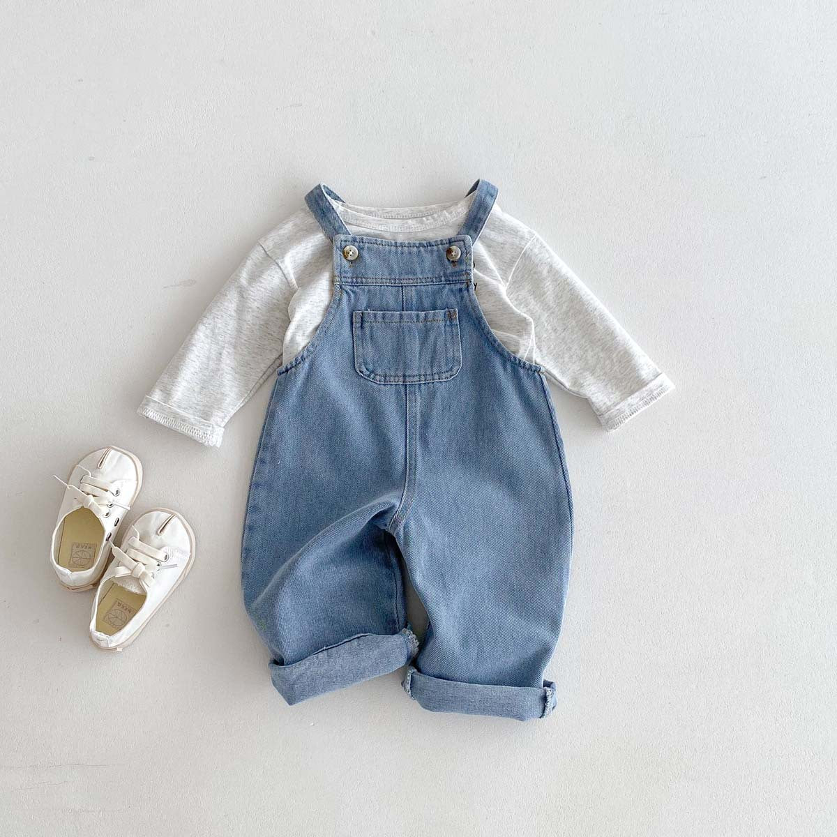 Mono vaquero informal con tirantes para bebé y niño pequeño