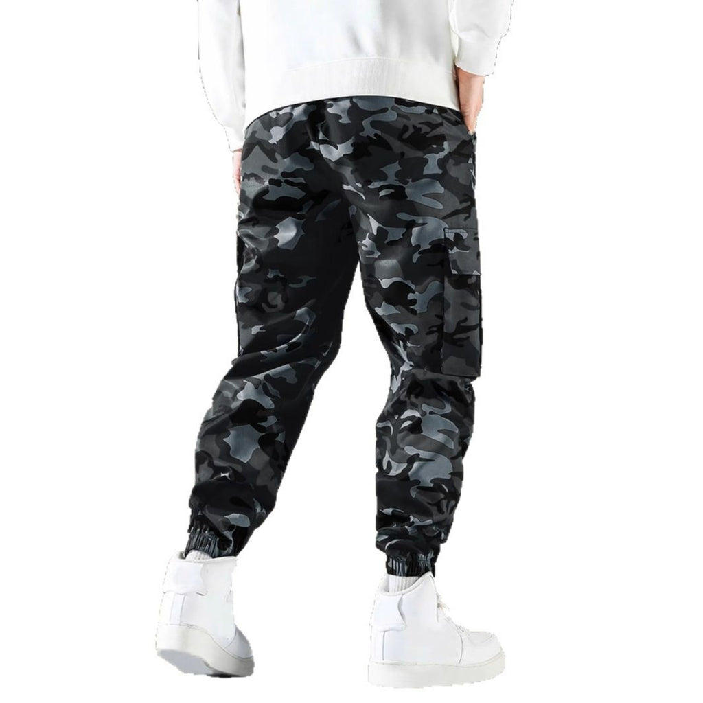 Pantalones de camuflaje para hombre con bolsillos laterales, estilo casual regular.