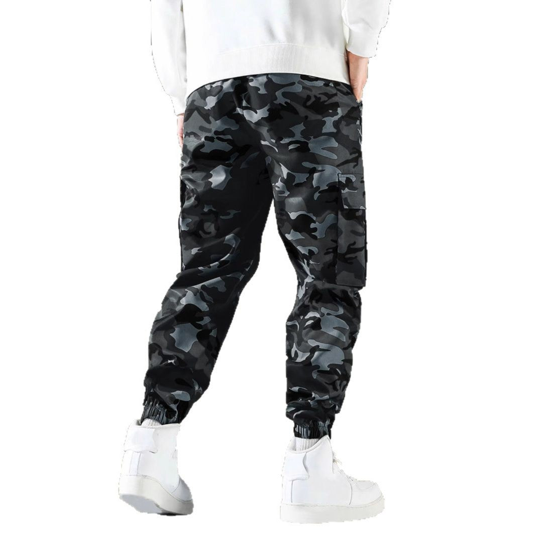 Pantalones de camuflaje para hombre con bolsillos laterales, estilo casual regular.
