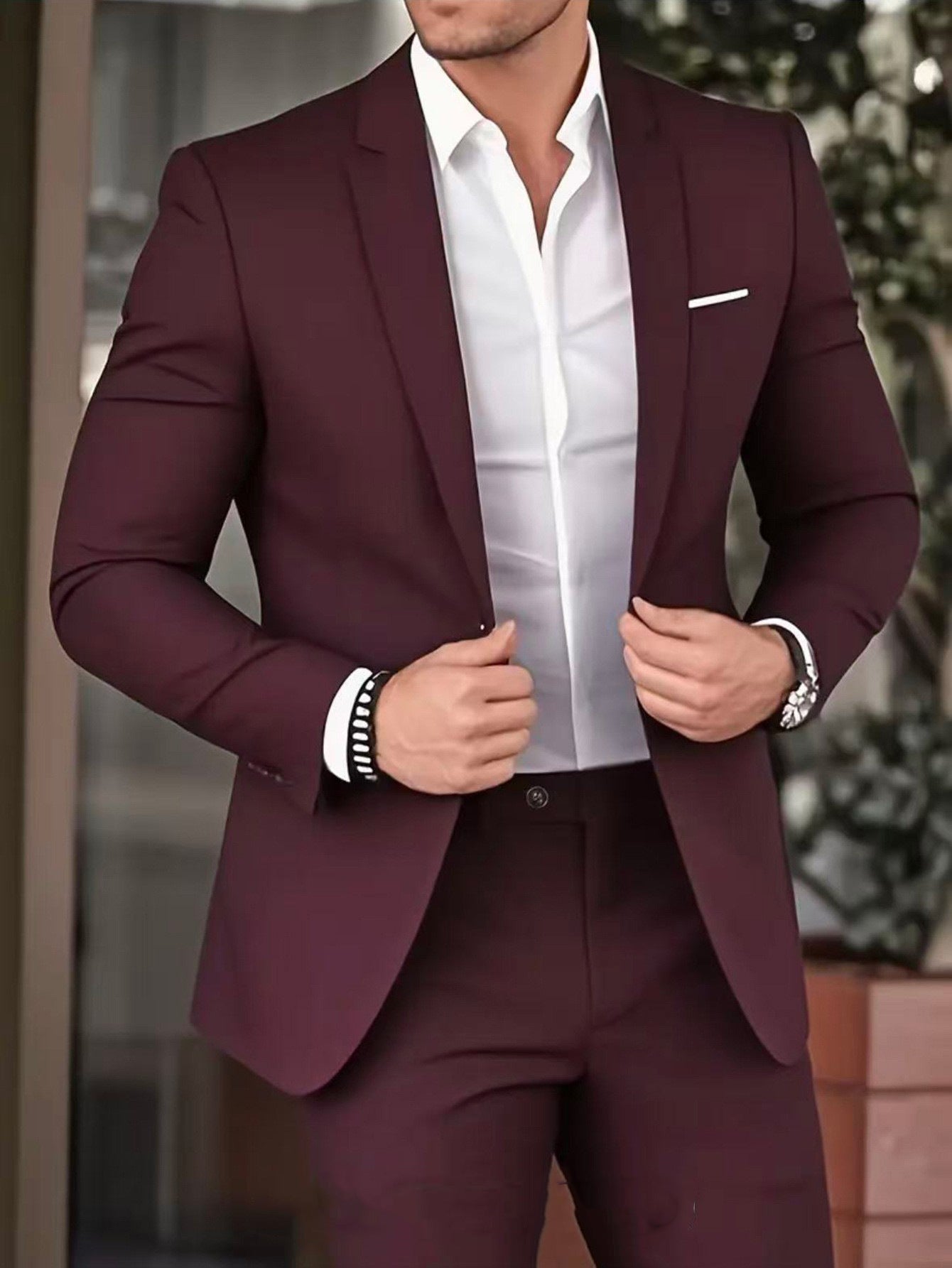 Elegante traje de gala ajustado y pantalón de vestir para hombre.