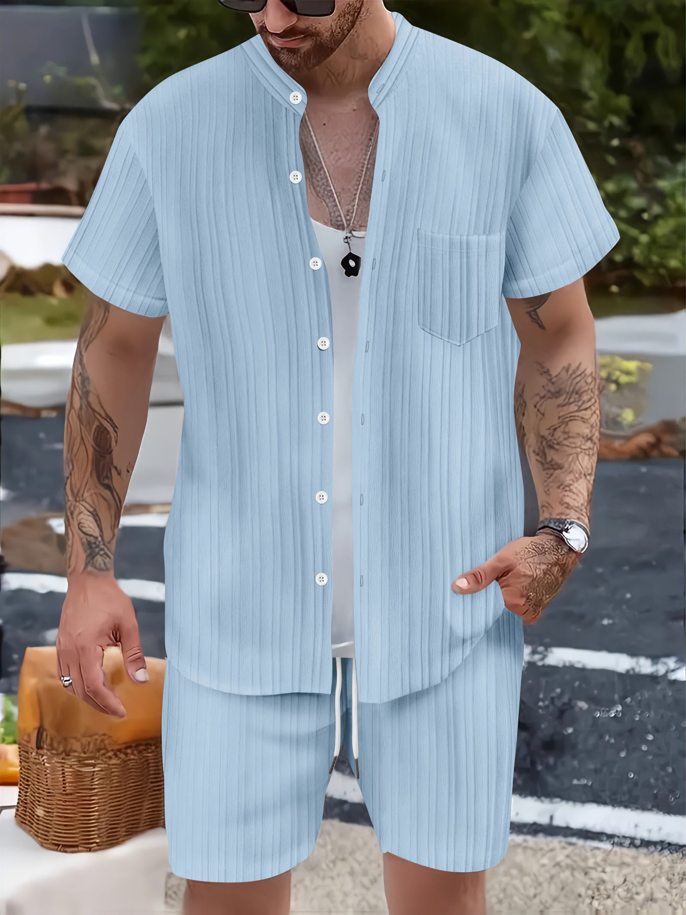 Conjunto de dos piezas: camisa de manga corta con cuello alto y bolsillo, y pantalones cortos para hombre, de estilo casual y a la moda.