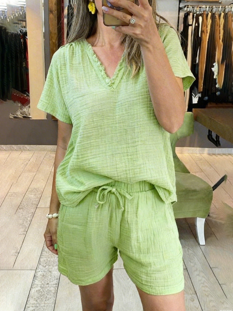 Conjunto informal de top de manga corta con cuello en V y shorts para mujer.