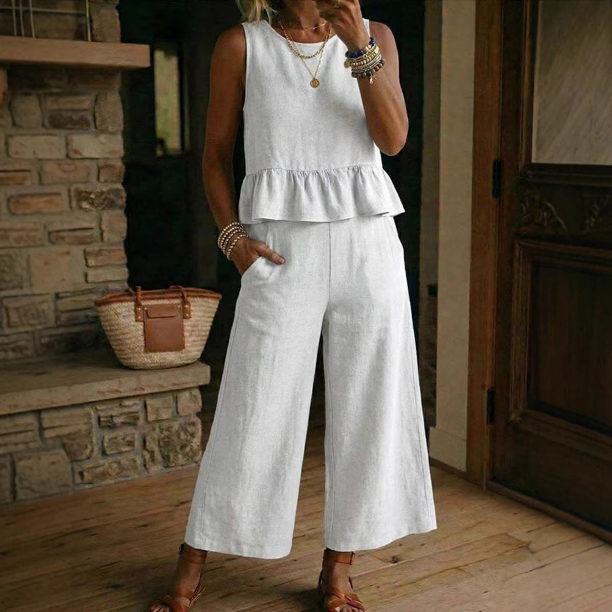 Conjunto de mujer de top sin mangas con volantes y pantalón corto de algodón y lino.