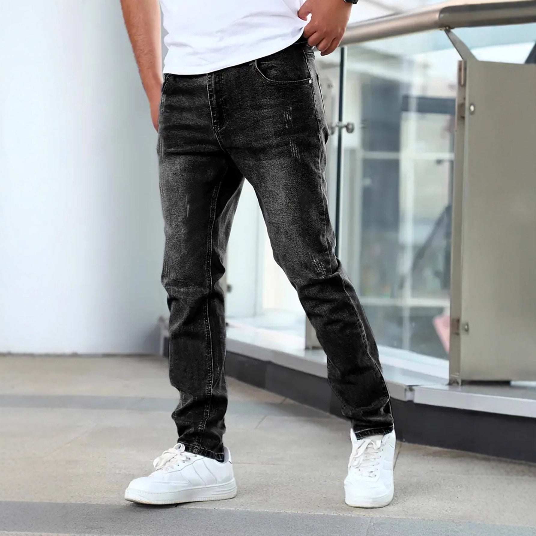Pantalones vaqueros para hombre con tecnología elástica que estiliza la figura.