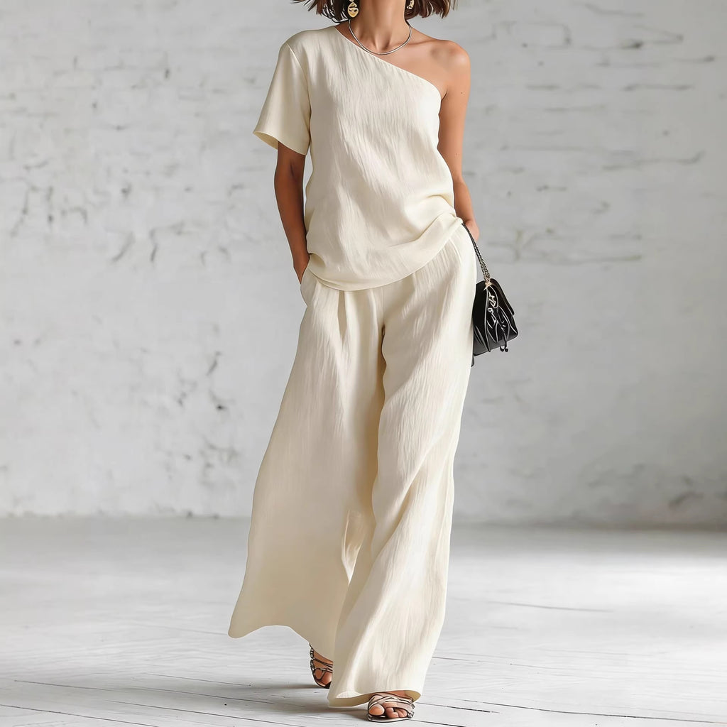 Conjunto casual de top y pantalón de pierna ancha.