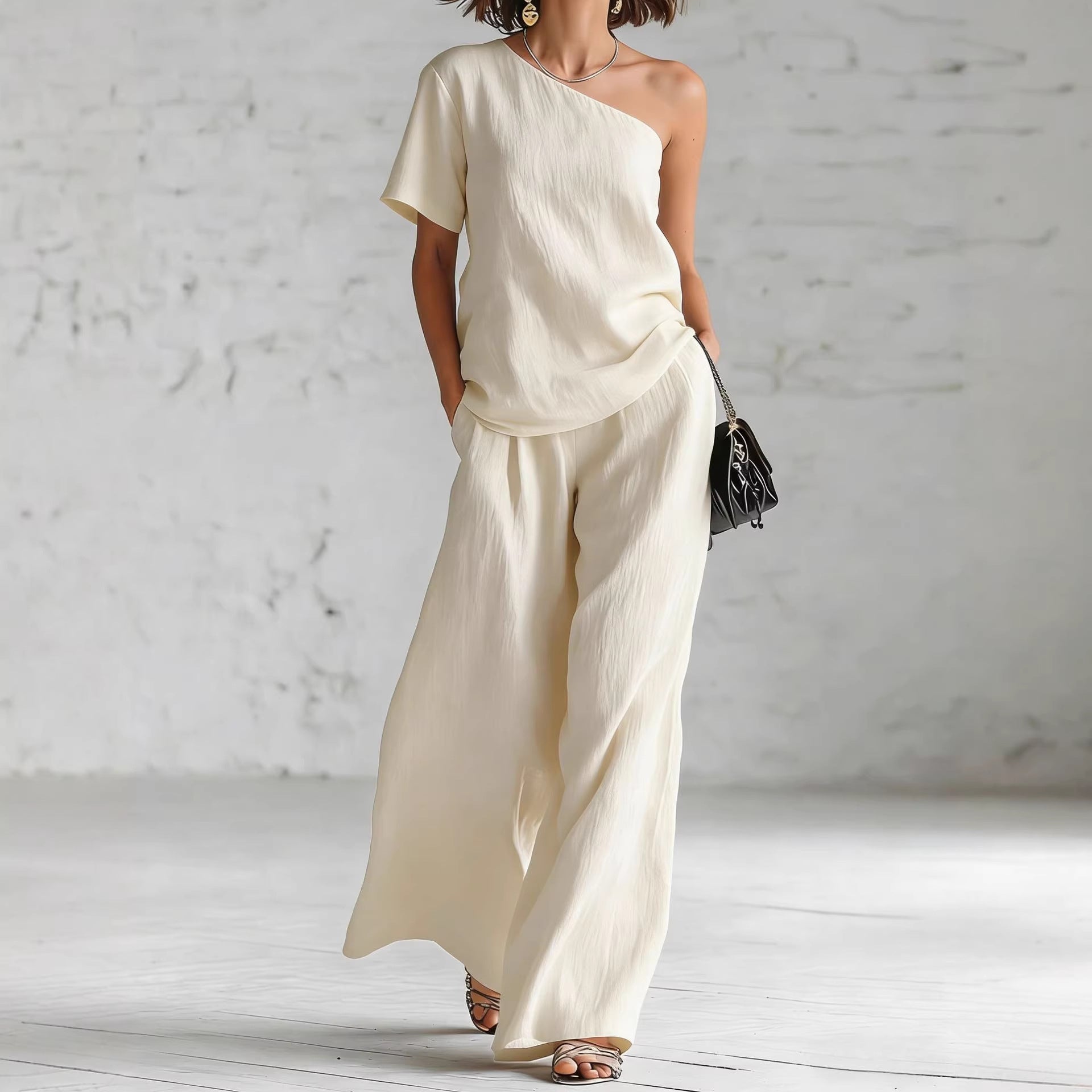Conjunto casual de top y pantalón de pierna ancha.