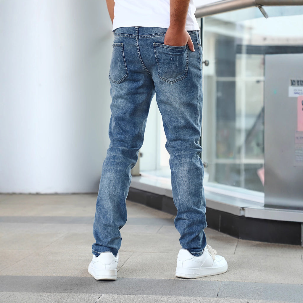 Pantalones vaqueros para hombre con tecnología elástica que estiliza la figura.