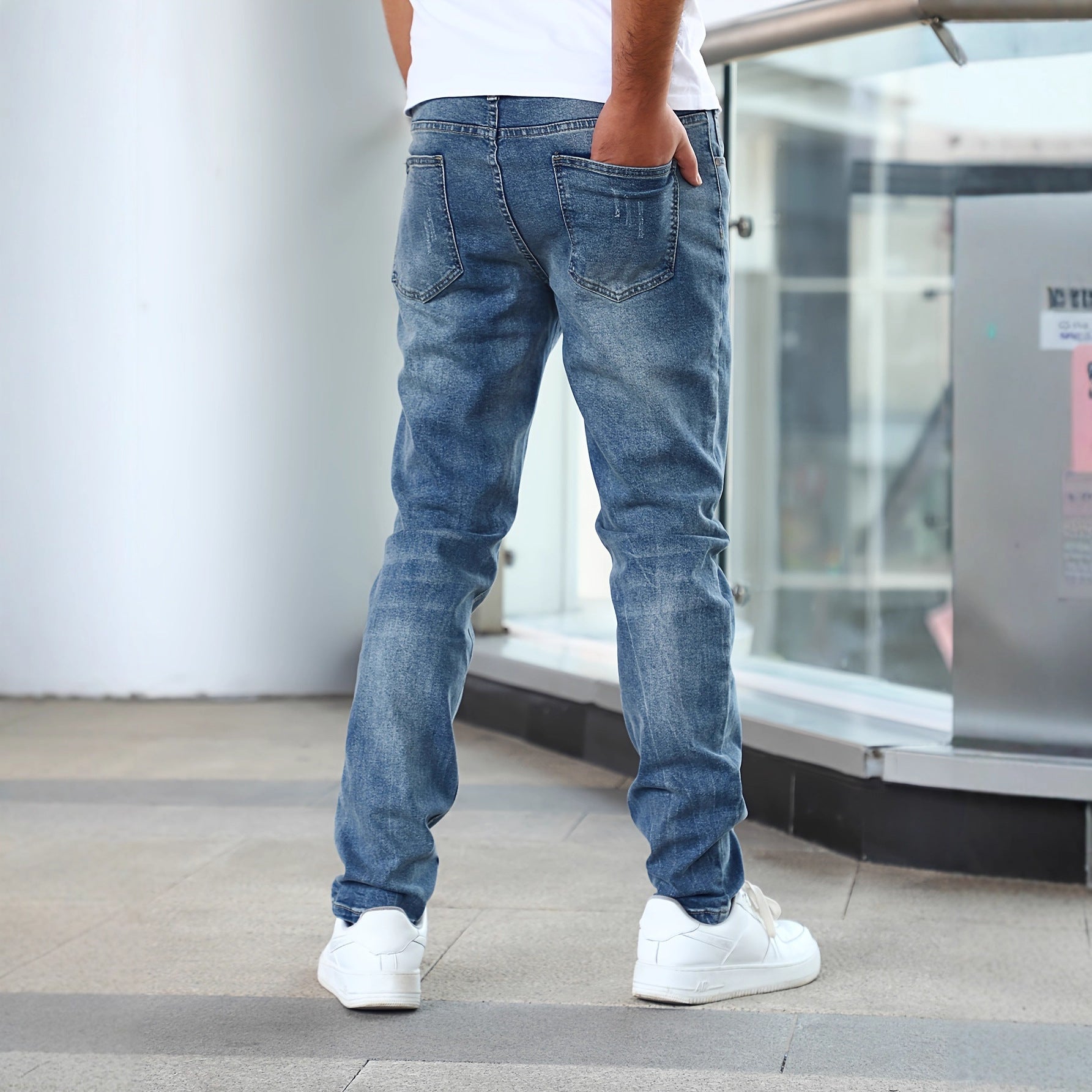 Pantalones vaqueros para hombre con tecnología elástica que estiliza la figura.
