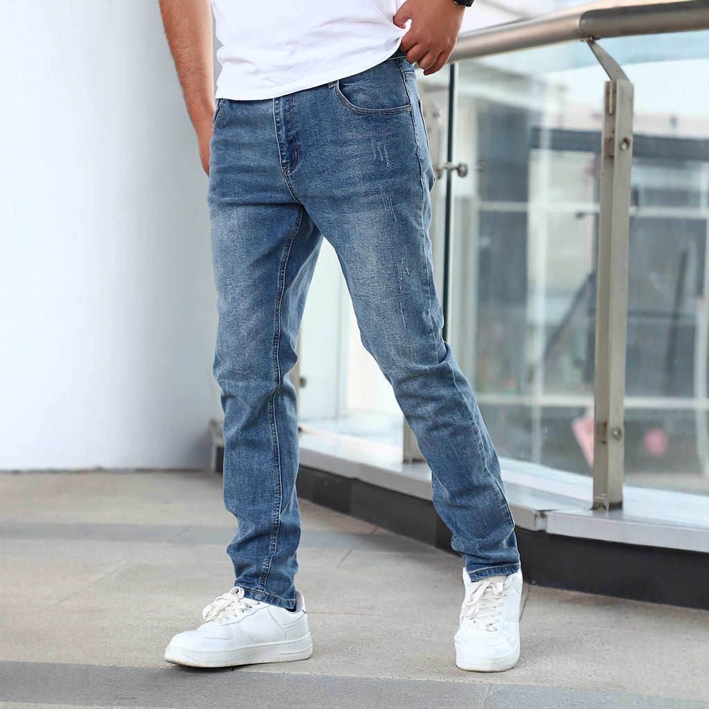 Pantalones vaqueros para hombre con tecnología elástica que estiliza la figura.