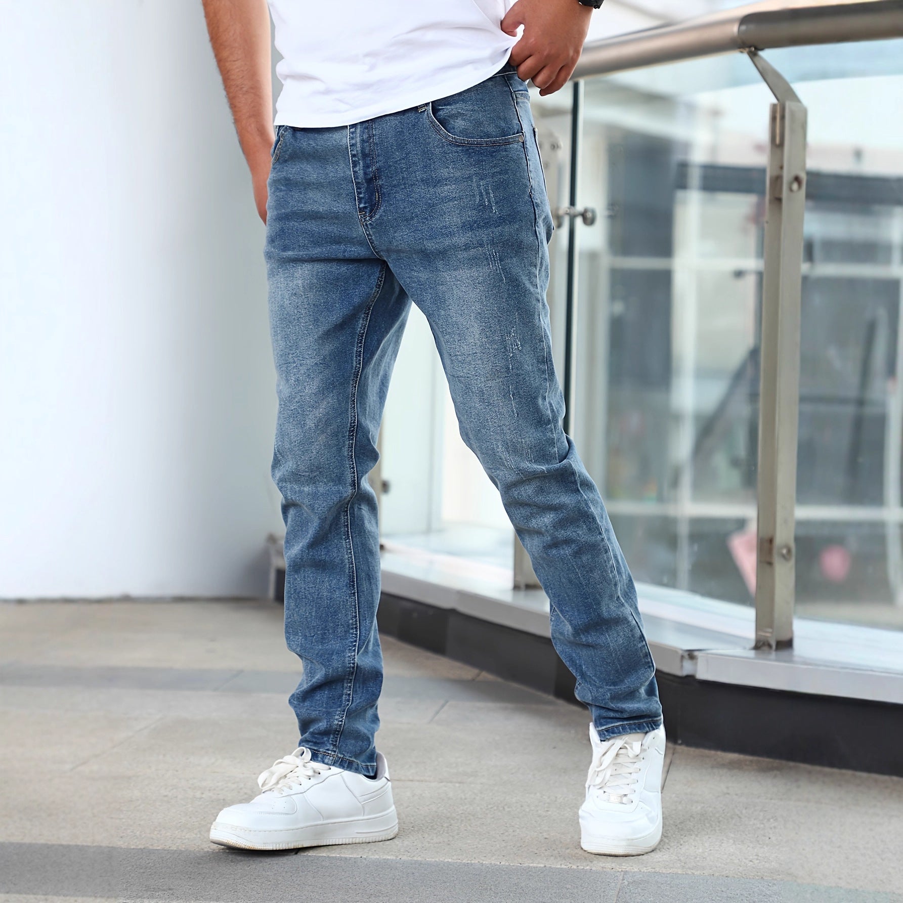 Pantalones vaqueros para hombre con tecnología elástica que estiliza la figura.
