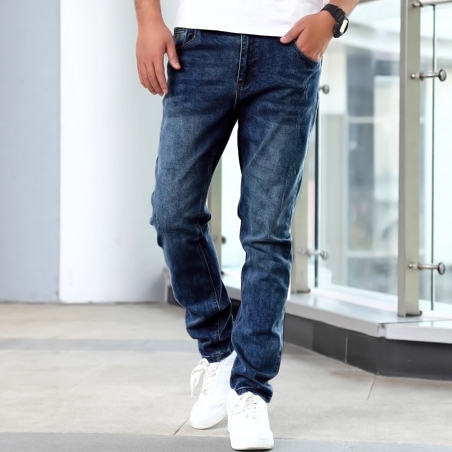 Pantalones vaqueros para hombre con tecnología elástica que estiliza la figura.
