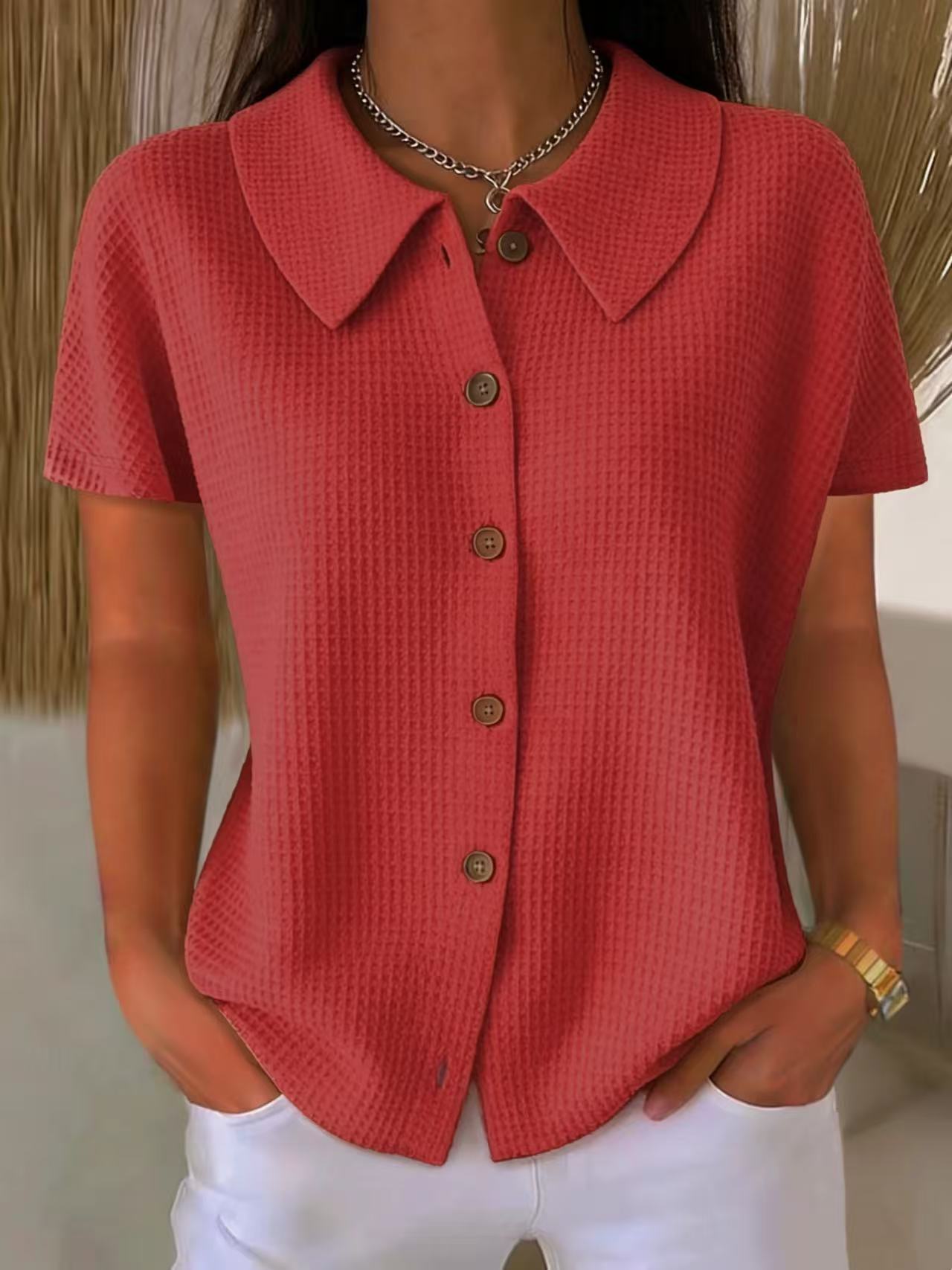 Camisa informal de manga corta, color liso, corte holgado, con cuello vuelto y tejido gofrado.