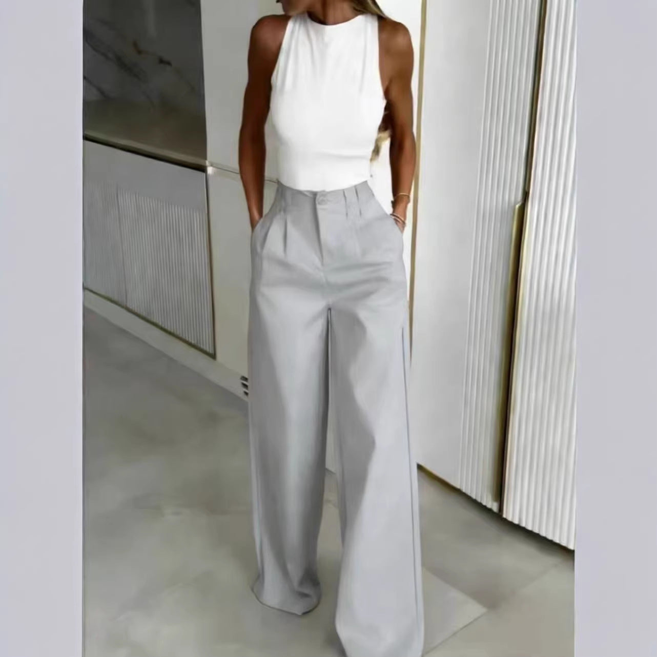 Pantalones casuales holgados y fluidos que favorecen la figura hasta el suelo.